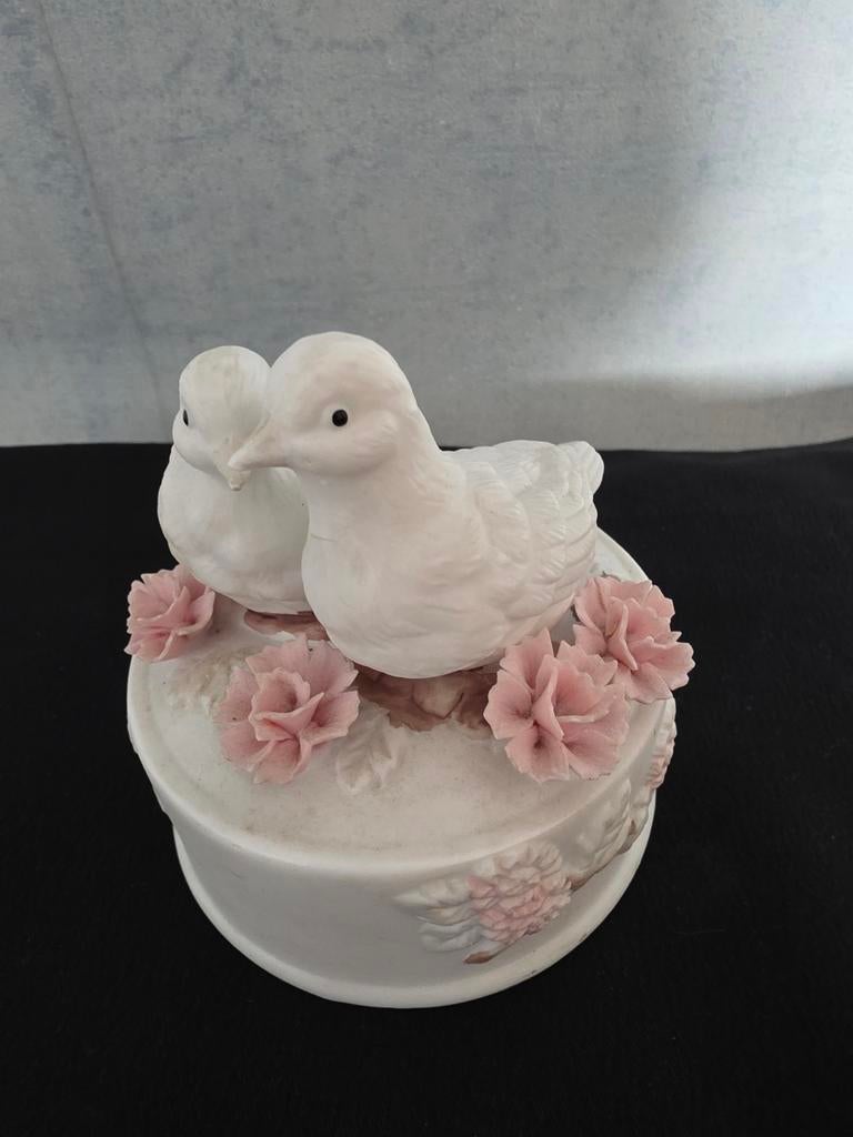 Porseleinen Speeldoos met 2 Duiven en Roze Bloemen, Ophalen of Verzenden