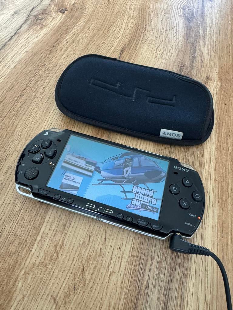 Omgebouwde psp (2000 model) met gta en toca 2 en fifa 08, Spelcomputers en Games, Ophalen, Met games, Zwart, Zo goed als nieuw