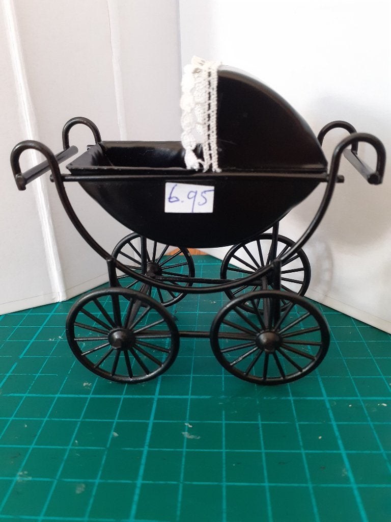 poppenhuis en toebehoren  ijzer 1:12 kinderwagen, Ophalen of Verzenden, Nieuw, Poppenhuis