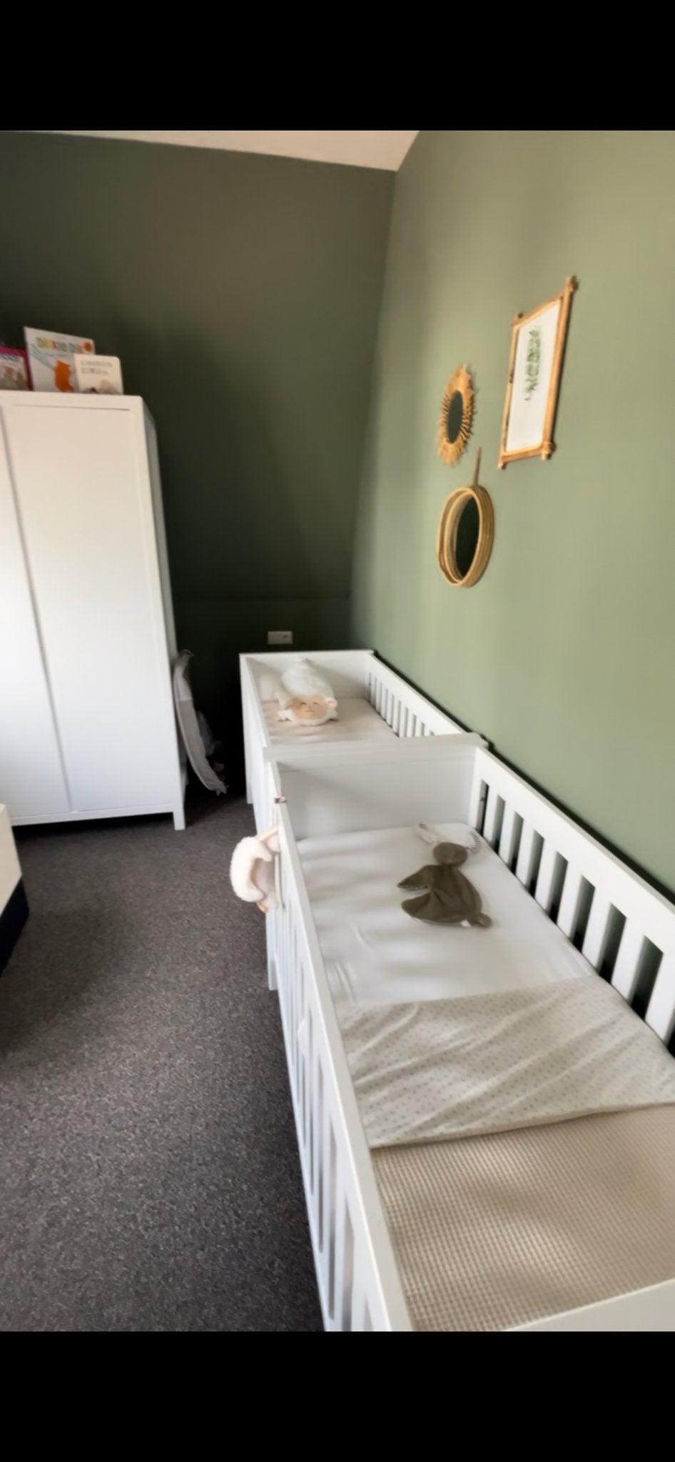 Complete Babykamer: 2x Ledikant, Kledingkast, Commode, Ophalen, Zo goed als nieuw, Jongetje of Meisje