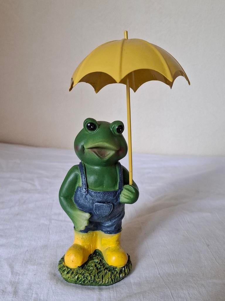 Leuke kikker beeldje met paraplu - Tuindecoratie, Tuin en Terras, Tuinbeelden, Ophalen of Verzenden, Zo goed als nieuw, Kunststof