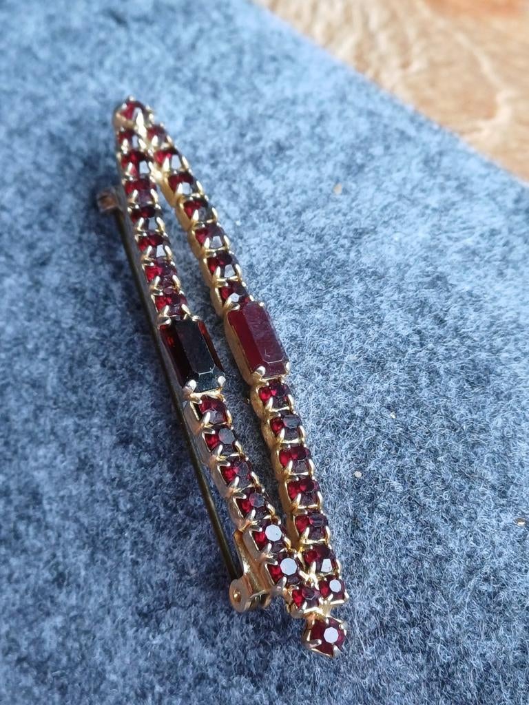 Vintage Broche met Rode Kristallen, Met kristal, Overige materialen, 4 tot 7 cm, Gebruikt