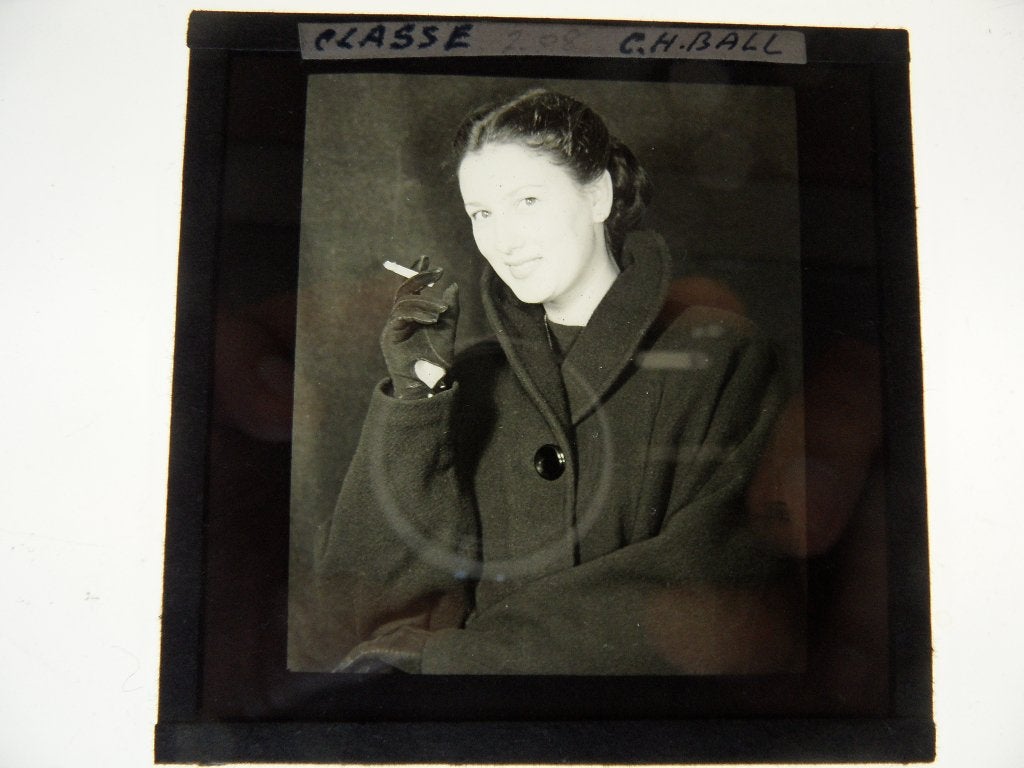 glasdia  dame met sigaret  c.h.ball, Foto, Ophalen of Verzenden, Zo goed als nieuw, Voor 1940
