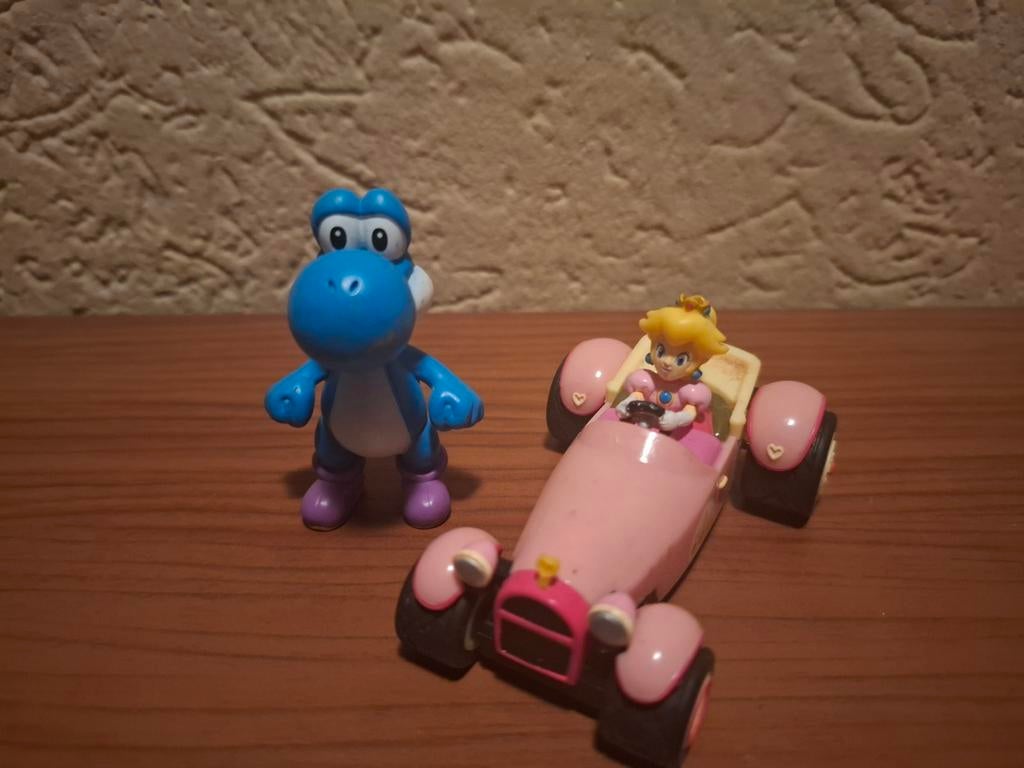 Mario Kart figuren: Yoshi en Princess Peach in auto, Ophalen of Verzenden, Gebruikt, Jongen of Meisje