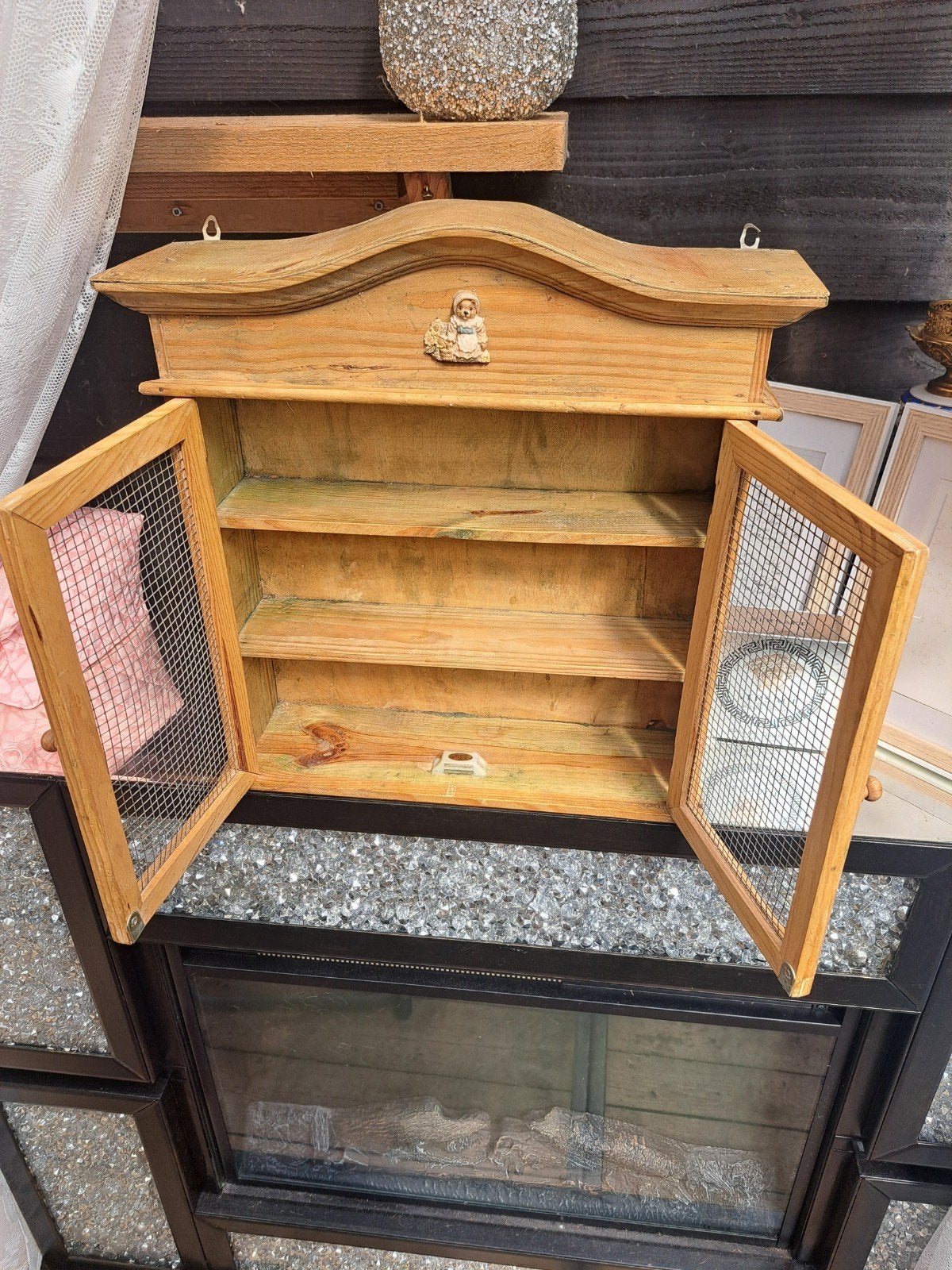 Vintage houten wandkastje met gaasdeurtjes, Ophalen of Verzenden