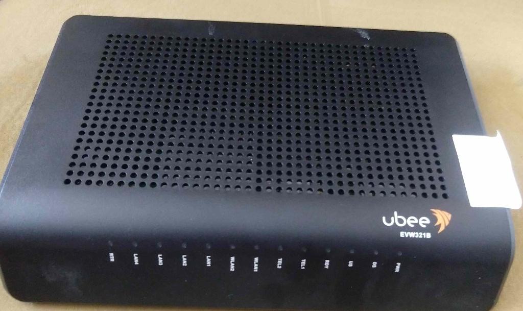 Ubee EVW321B Internet Telefoon modem met Wifi, Ophalen of Verzenden, Zo goed als nieuw