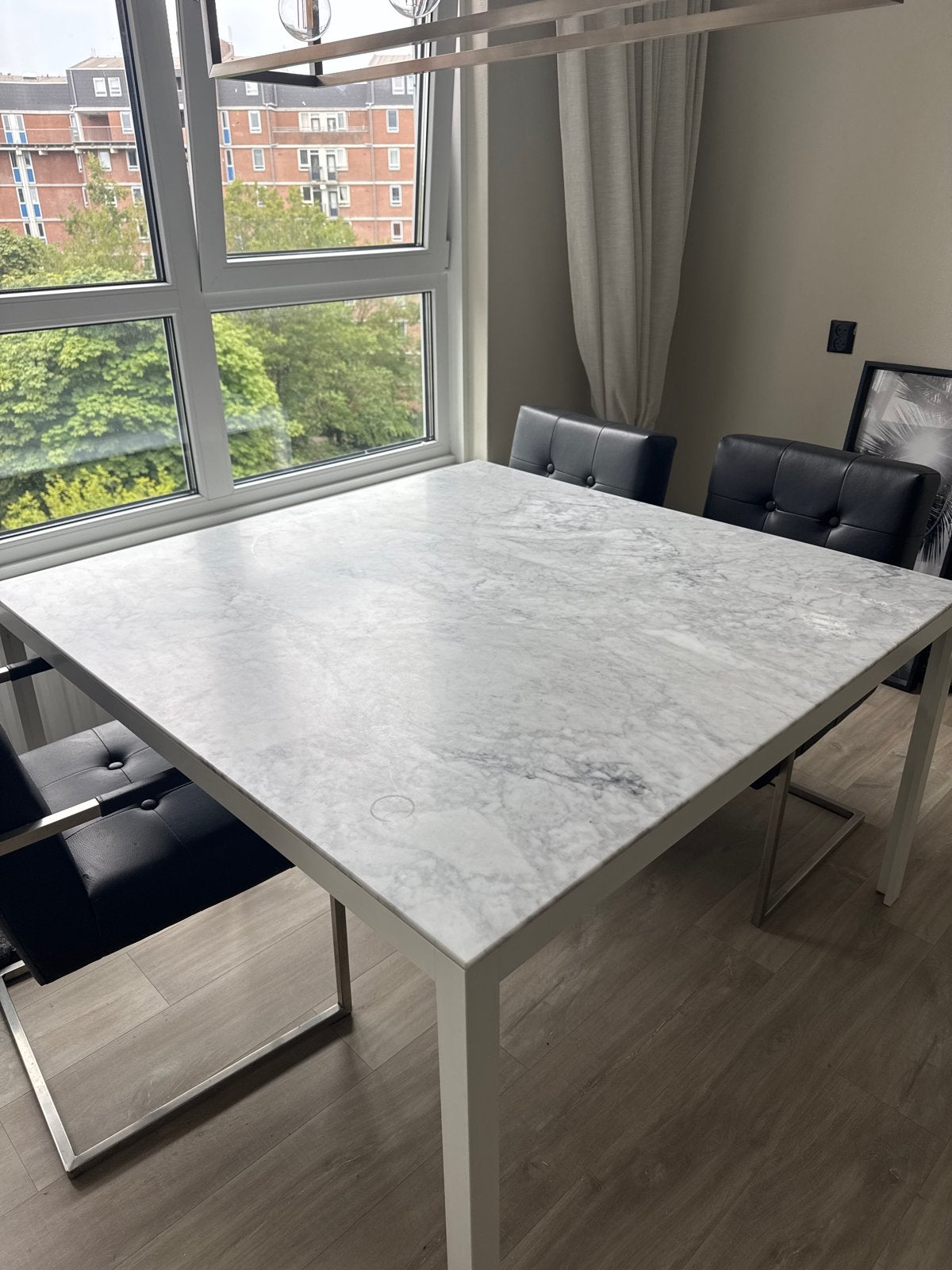 Vierkante marmeren tafel 130x130 met witte poten, Huis en Inrichting, Ophalen, Overige materialen, Gebruikt, 100 tot 150 cm