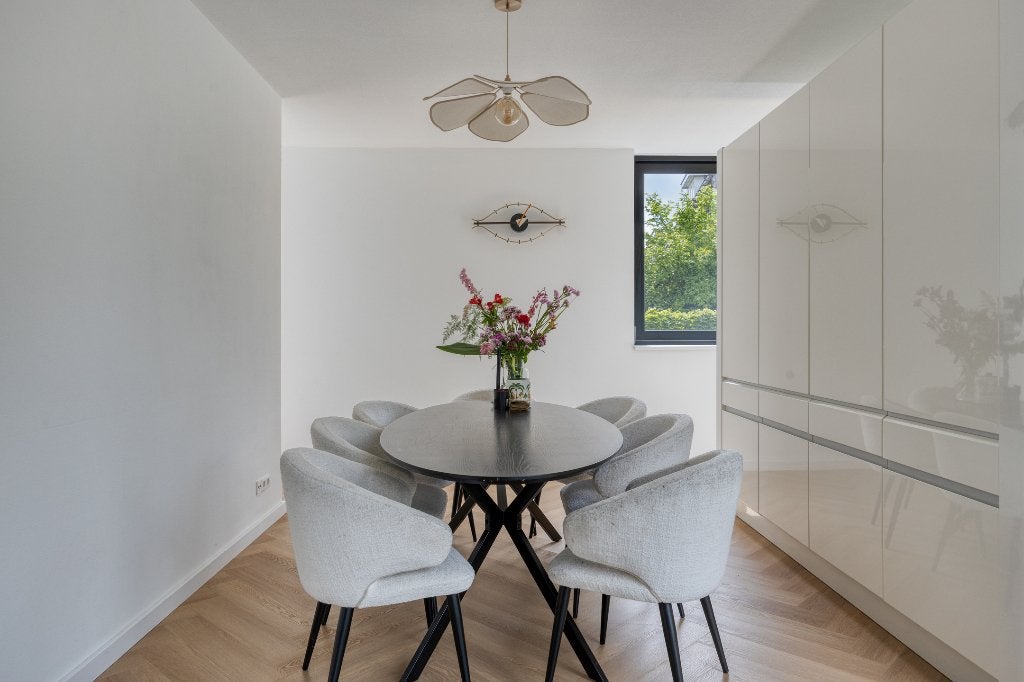 Moderne witte keuken met kookeiland en kastenwand, Huis en Inrichting, Keuken | Complete keukens, Ophalen, Gebruikt, Wit, Composiet
