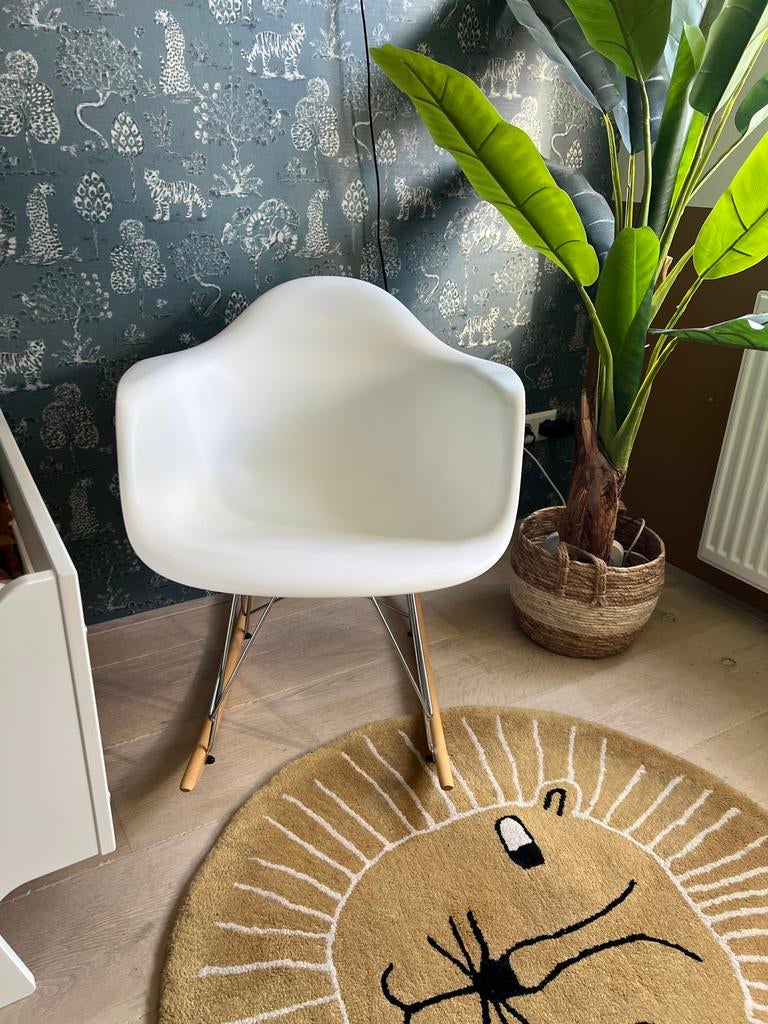 Witte schommelstoel met aluminium en houten onderstel, Ophalen, Zo goed als nieuw, Stoel(en)