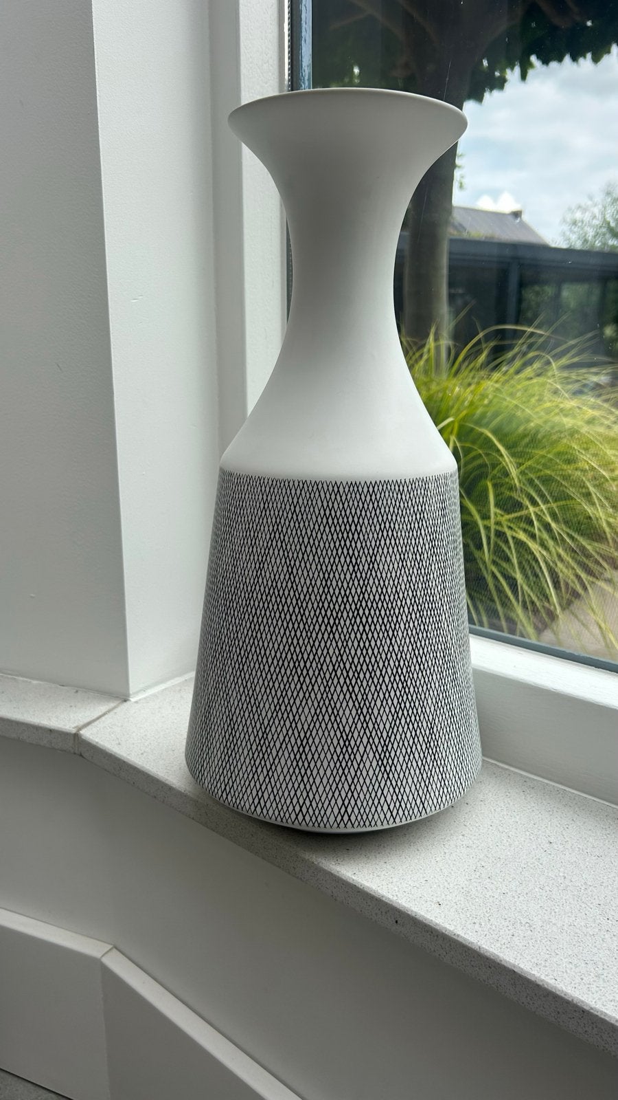 Coco Maison vaas Dagny L - Wit met zwart patroon, Huis en Inrichting, Ophalen, Met patroon/structuur, Wit, Zo goed als nieuw