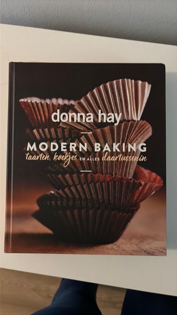 Donna Hay - Modern baking, Boeken, Kookboeken, Ophalen of Verzenden, Zo goed als nieuw, Donna Hay