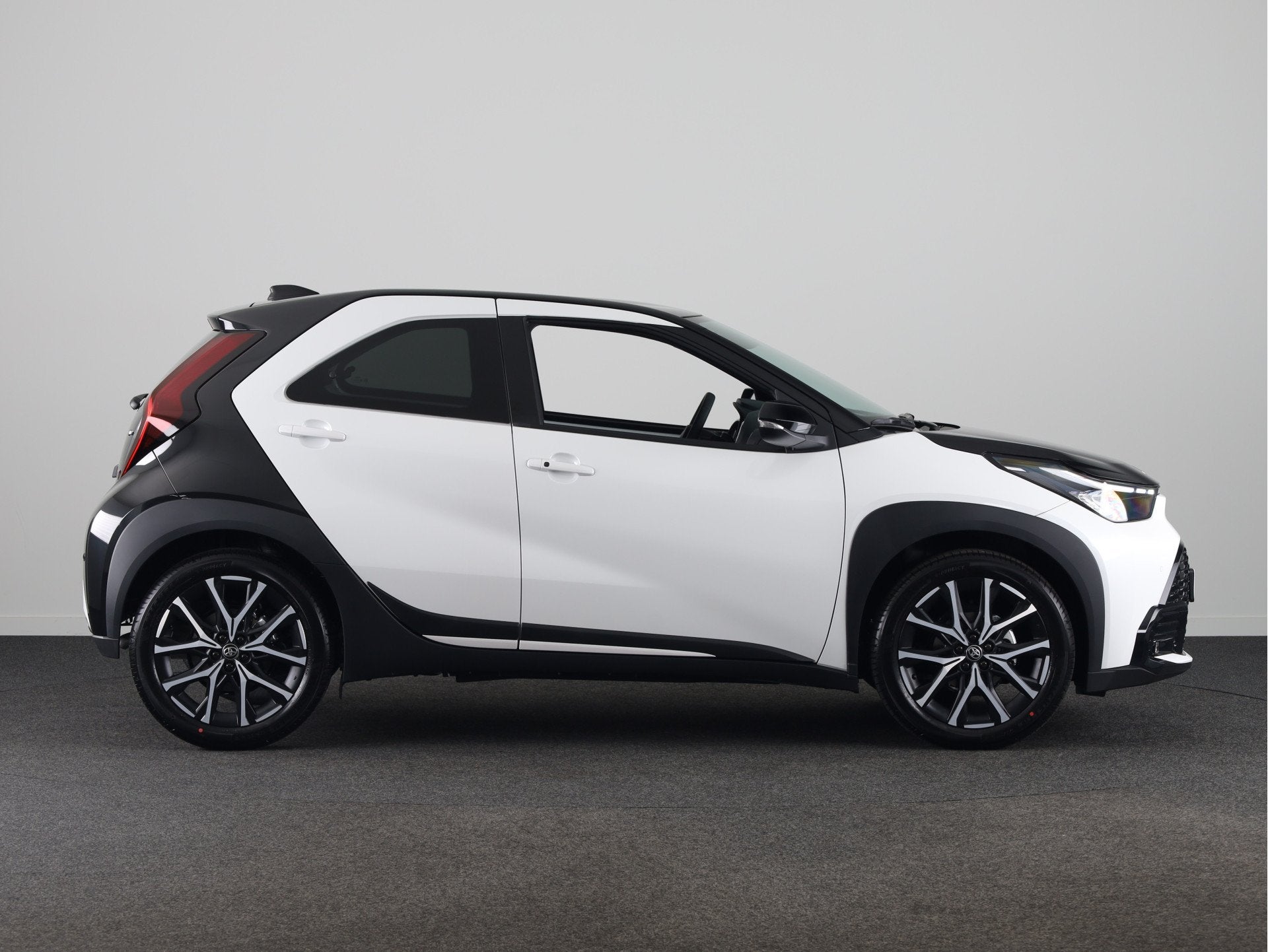 Toyota Aygo X Hybrid 115 GR Sport *NIEUW* | Direct leverbaar, Auto's, Toyota, 12 maanden, Zwart, 116 pk, Wit