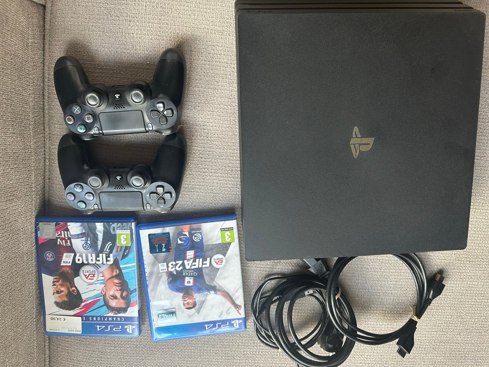 PlayStation 4 Pro 1TB .Incl. 2 Controllers FIFA 19,23, Ophalen, Met games, Met 2 controllers, Zo goed als nieuw