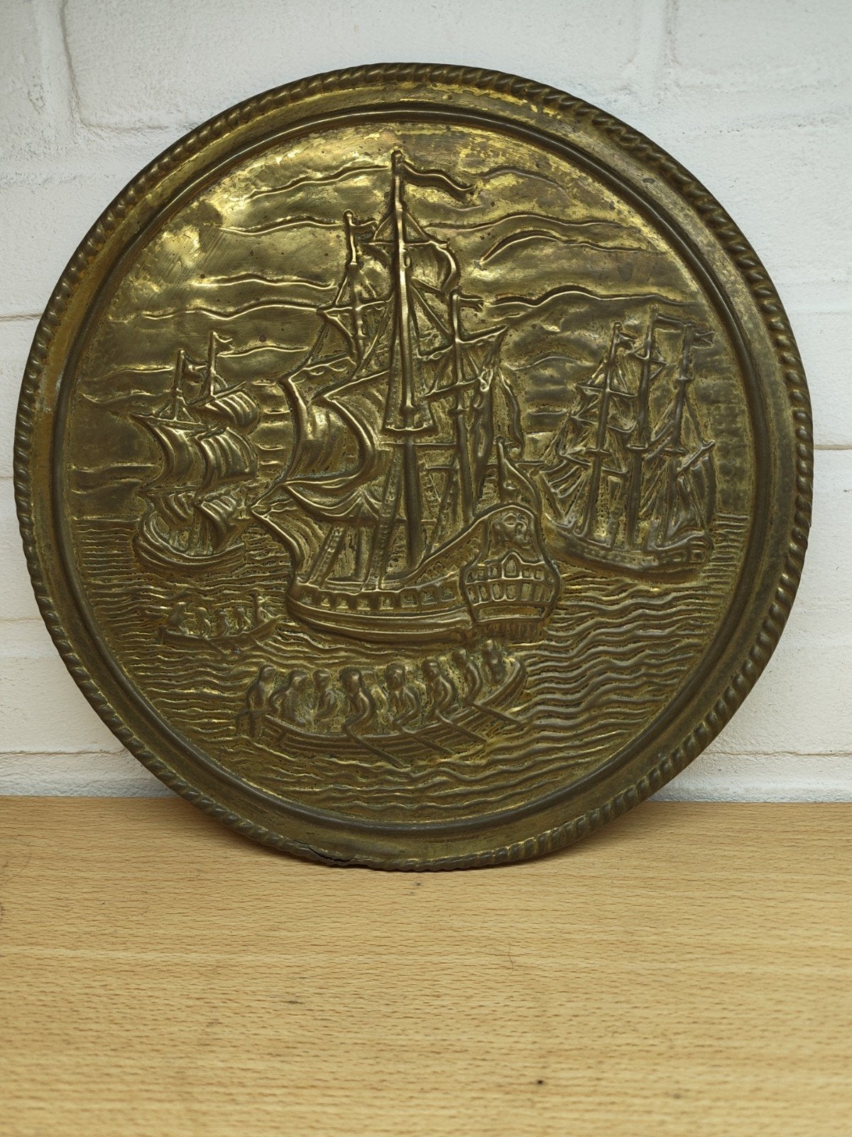 Antieke Messing Plaat met Schepen Reliëf, Antiek en Kunst, Antiek | Koper en Brons, Ophalen of Verzenden