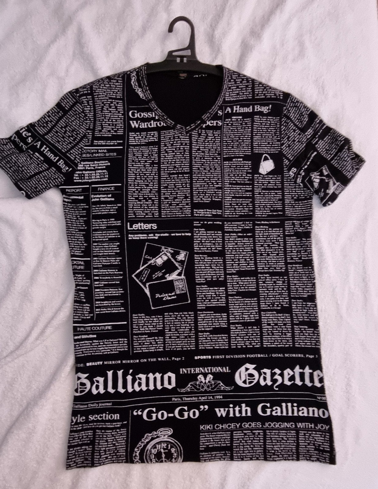 Galliano Gazette T-shirt met krantenprint, Kleding | Heren, T-shirts, Maat 52/54 (L), Zwart, Zo goed als nieuw, Galliano