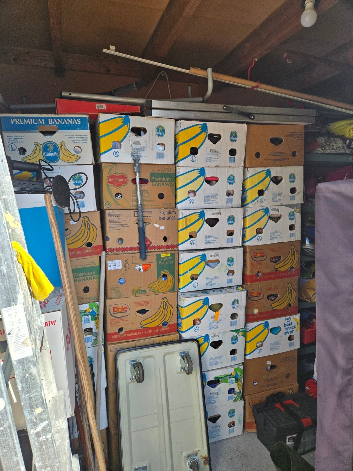32 bananendozen te koop vol rommelmarkt spullen, Ophalen