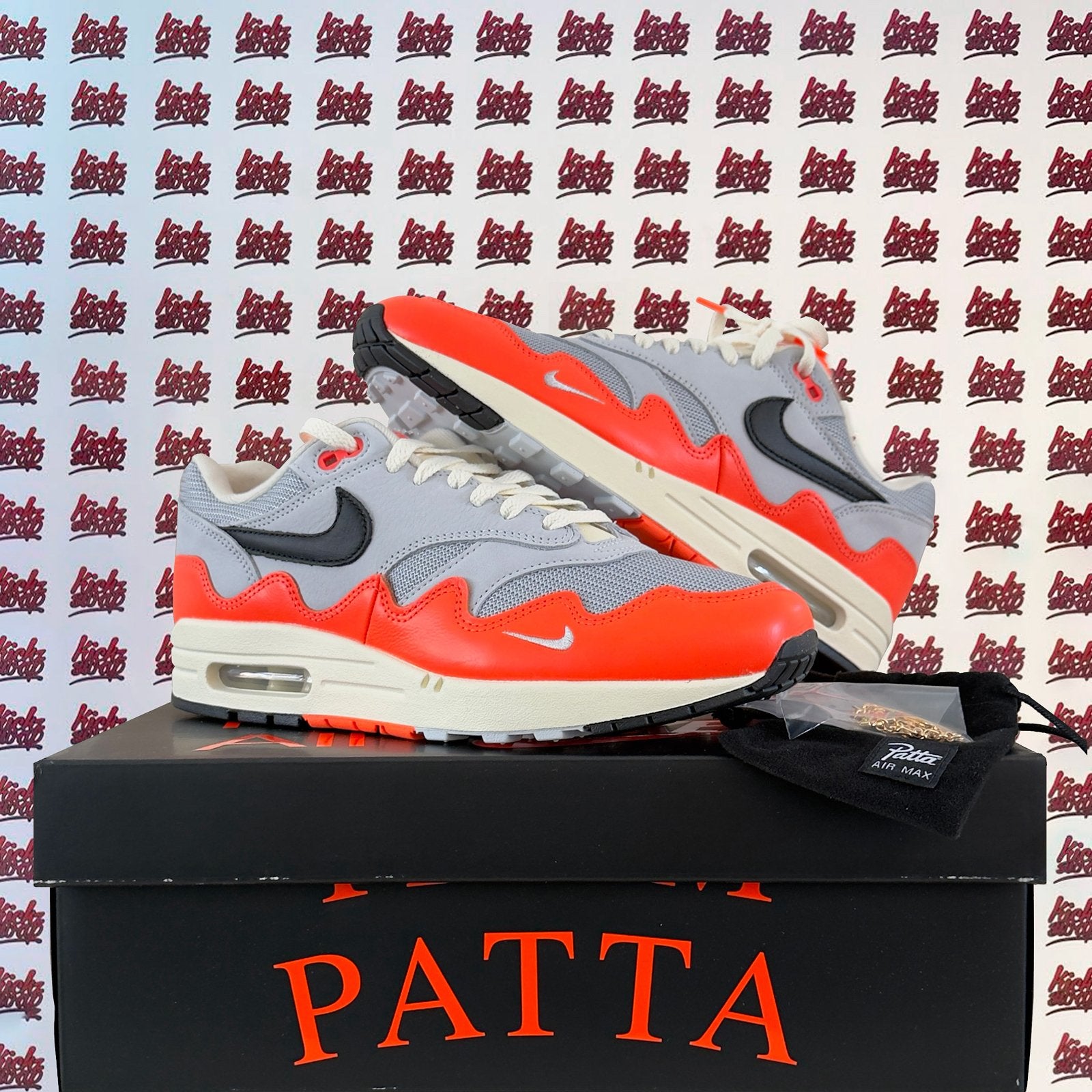 Nike Air Max 1 Waves Hyper Crimson | EU 42,5, Kleding | Heren, Schoenen, Overige kleuren, Nieuw, Ophalen of Verzenden, Sneakers of Gympen
