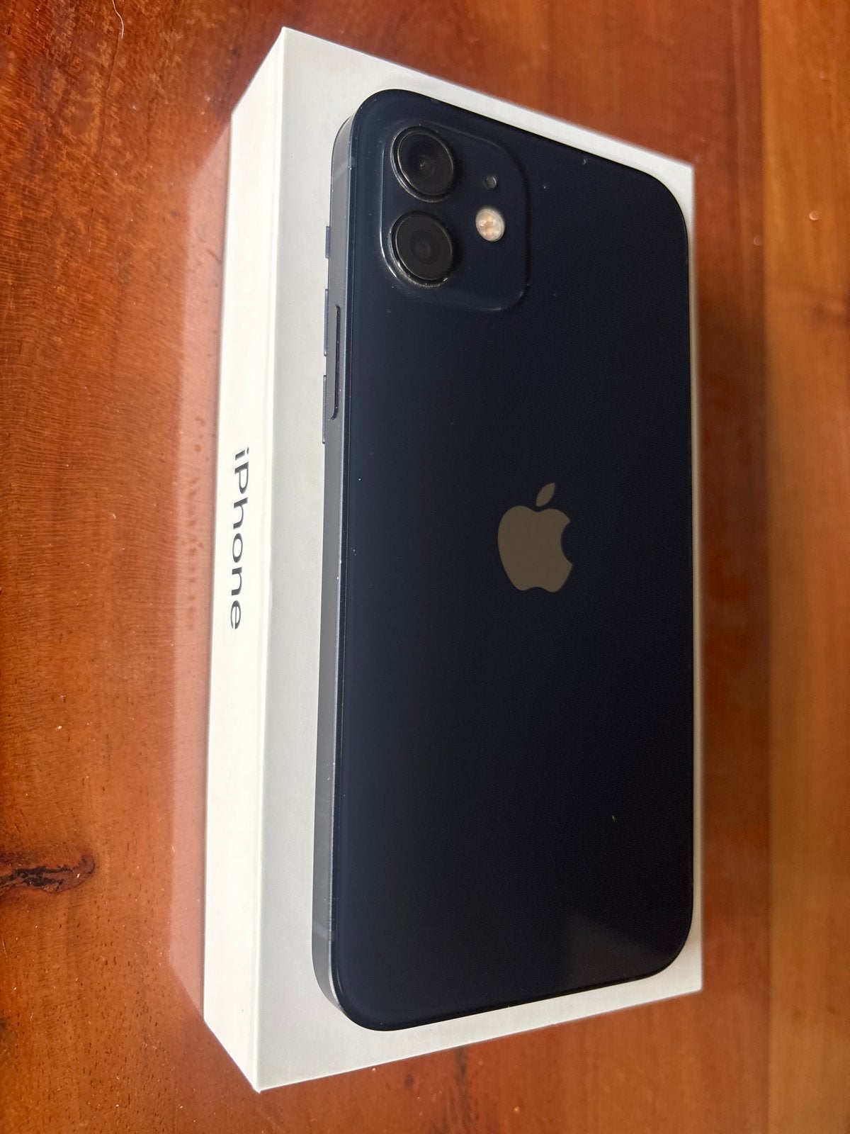 Foto 4 van iPhone 12 64GB met QuadLock case