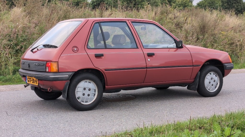 Peugeot 205 Bordeaux Rood 1.6 AUT | Oldtimer | APK | 62000km, foto 4