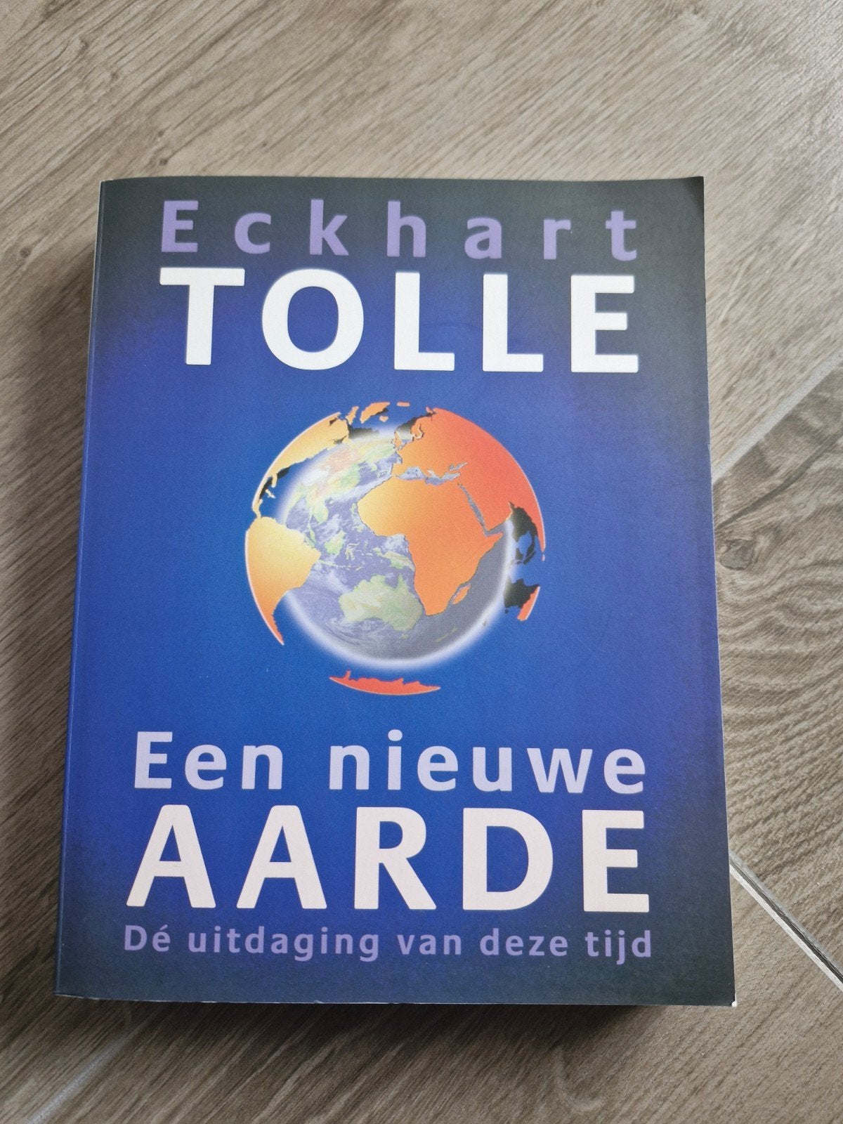 Eckhart Tolle - Een nieuwe aarde, Achtergrond en Informatie, Spiritualiteit algemeen, Ophalen of Verzenden, Zo goed als nieuw