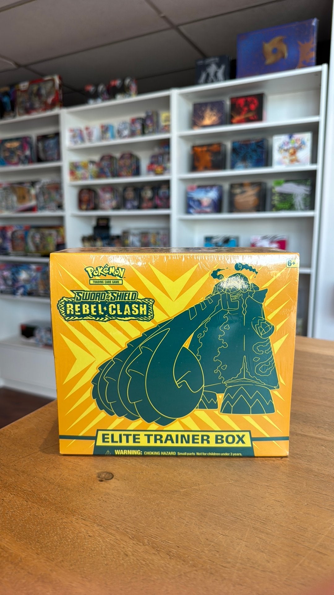 Pokémon Rebel Clash elite trainer box, Hobby en Vrije tijd, Verzamelkaartspellen | Pokémon, Ophalen of Verzenden, Zo goed als nieuw