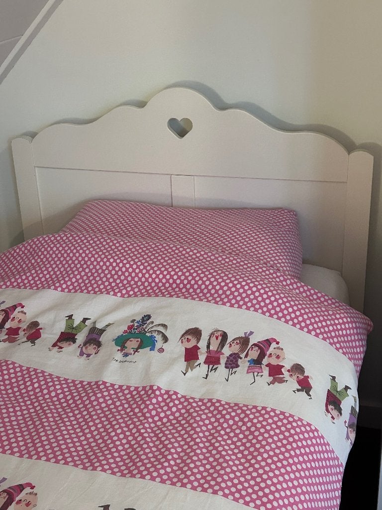 Meisjes bed met hartjes hoofdbord, Kinderen en Baby's, Ophalen, 85 tot 100 cm, Zo goed als nieuw, Lattenbodem