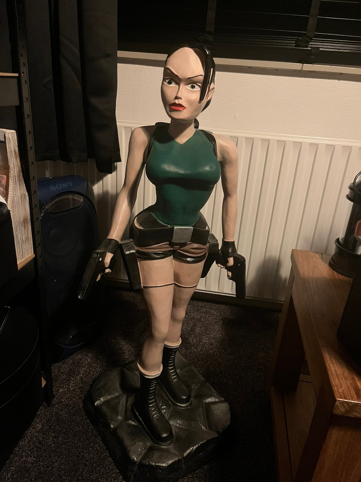 Lara croft beeld hoogte is ongeveer tussen de 80 en 90 cm, Ophalen, Gebruikt, Actiefiguur of Pop