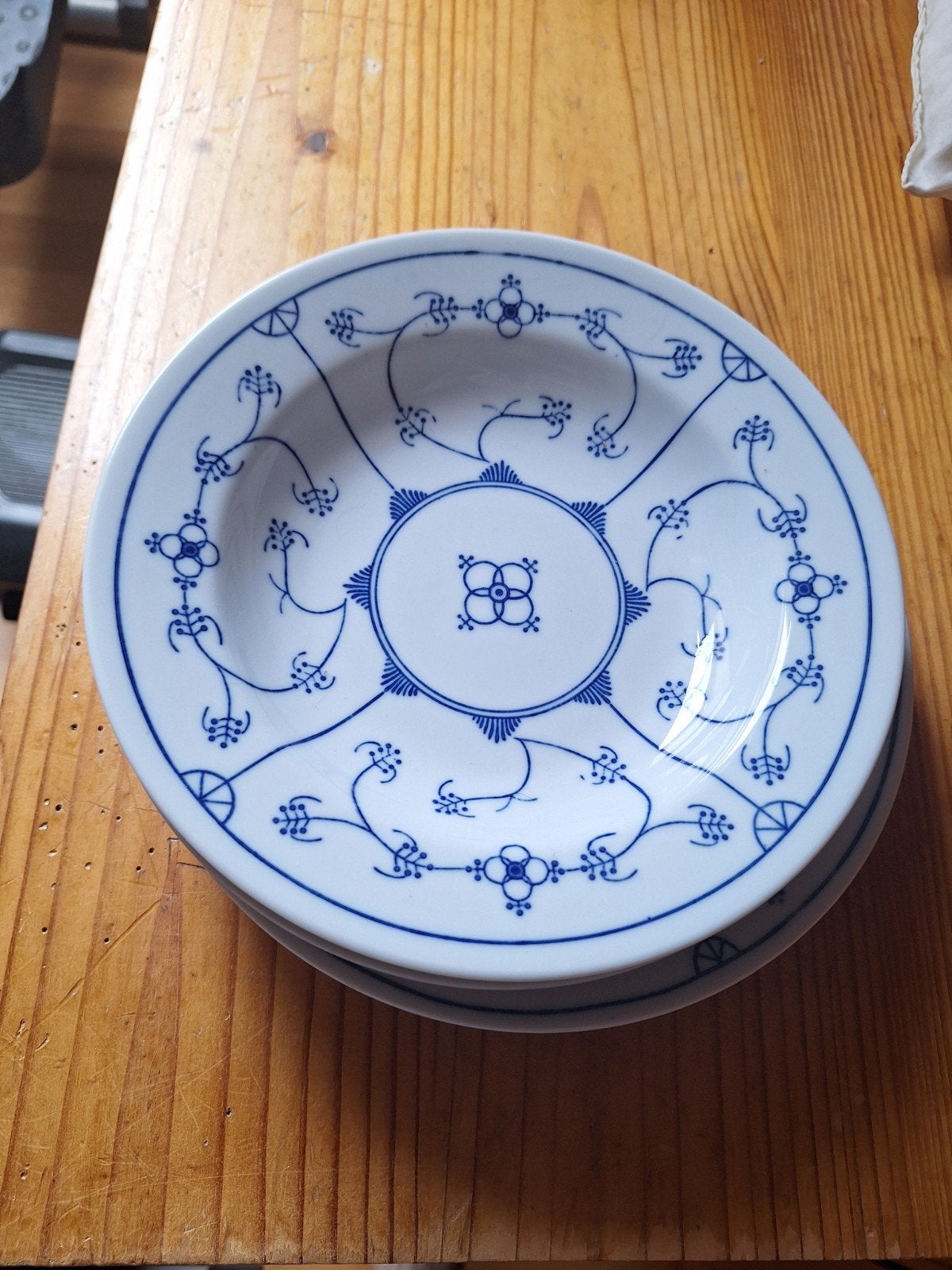 Saksisch blauw  2 grote platte borden en 3 diepe borden, Ophalen