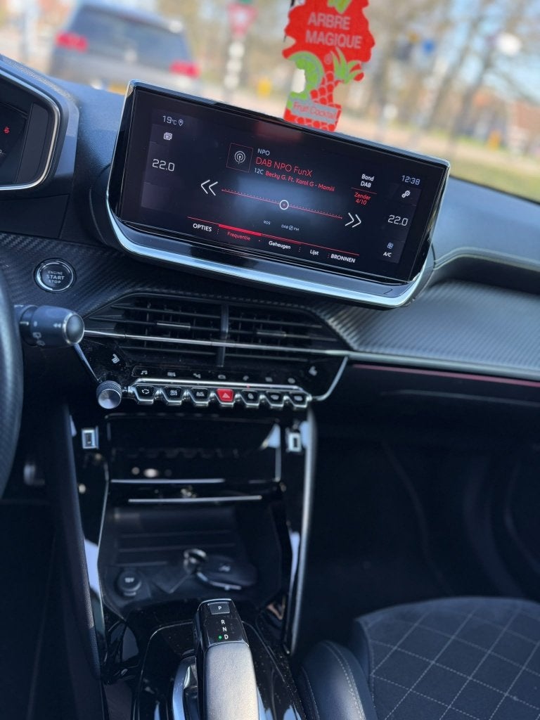 Foto 15 van Peugeot 2008 GT LINE 1.2 156pk Eat8 Pano/3D/Carplay/Keyless
