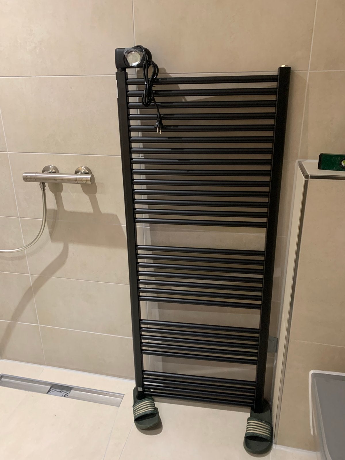Nieuwe Elektrische Handdoek Radiator 1000W + Garantie, Doe-het-zelf en Verbouw, Ophalen, Radiator, Minder dan 60 cm, Zo goed als nieuw