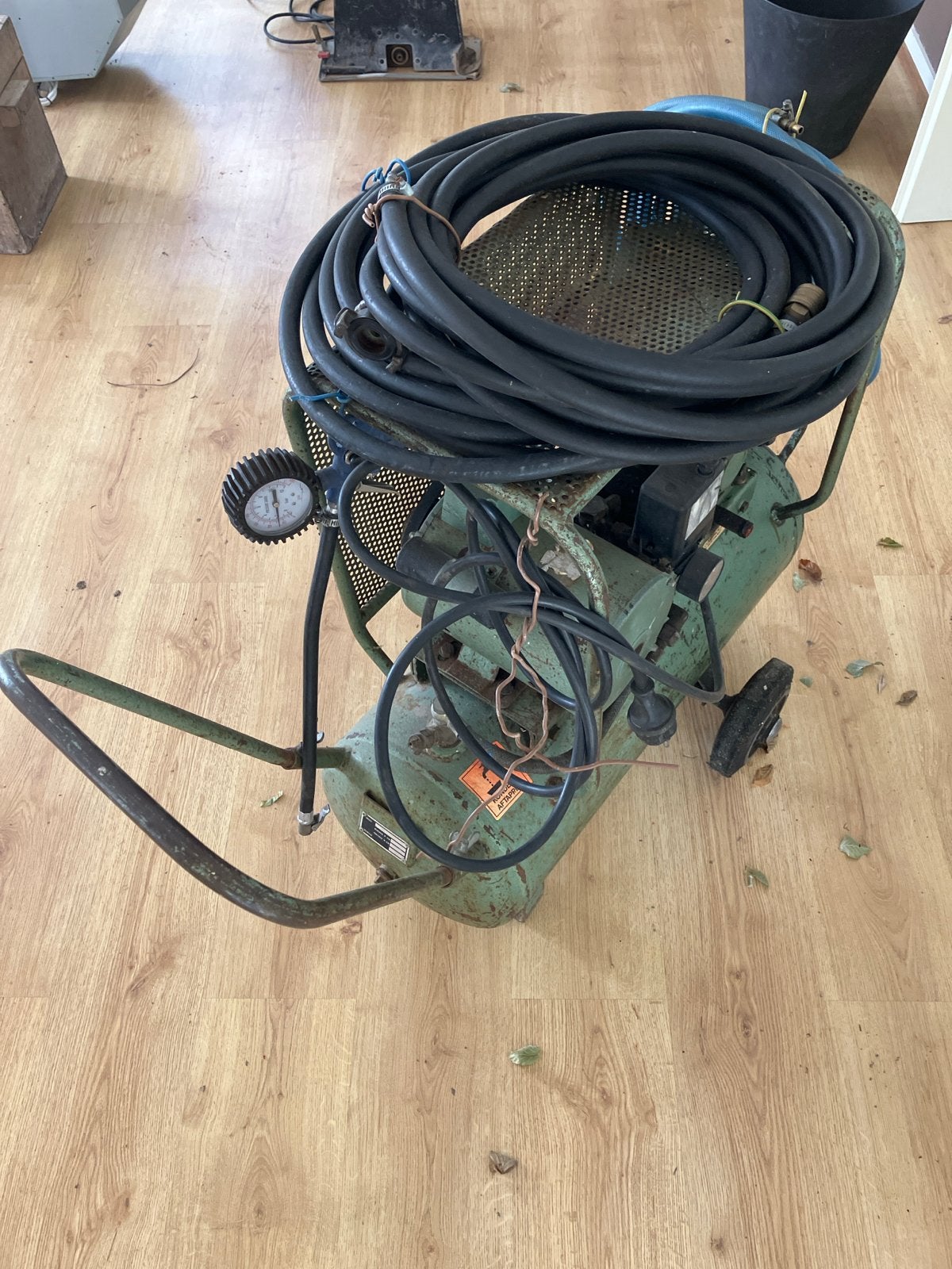 Oude compressor met 40 liter tank en slangen, Ophalen, Gebruikt, 6 tot 10 bar, Minder dan 200 liter/min