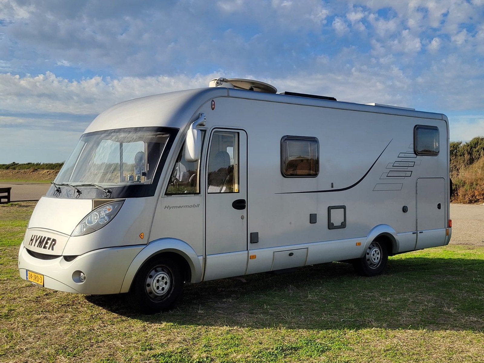 Hymer B 674 CL met 5 officiële zitplaatsen, Integraal, ESP-stabiliteitscontrole, Fiat, 6 tot 7 meter
