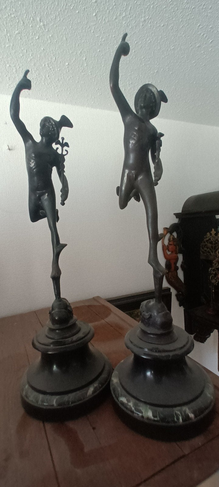 Set van twee bronzen beelden van Mercurius, Antiek en Kunst, Gepatineerd, Brons, Zwart, Beeld