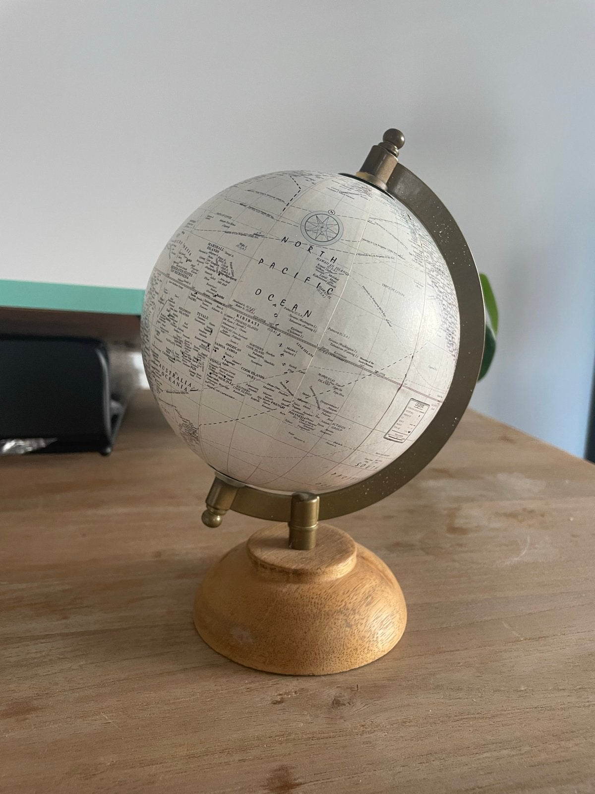 Decoratieve Wereldbol - Wit met Houten Voet, Ophalen, Draaibaar, Zo goed als nieuw, Staatkundige wereldbol