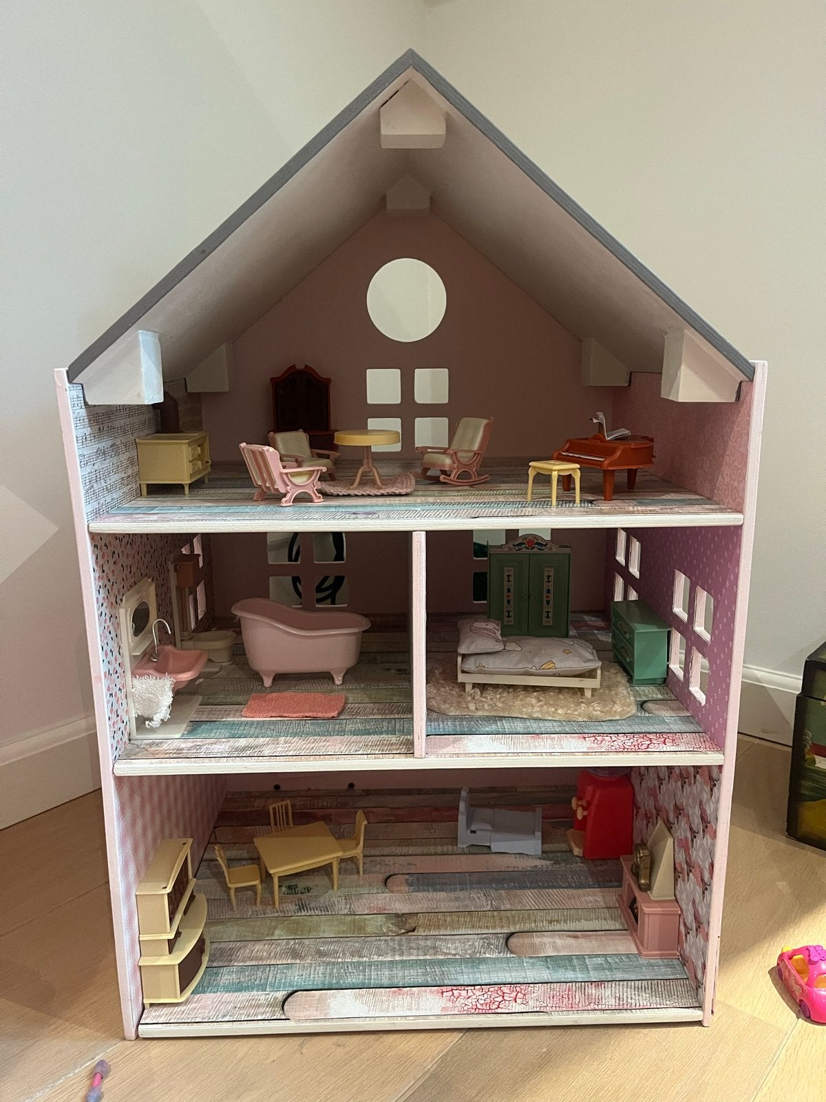 Houten poppenhuis met meubels - 66x44x35 cm, Ophalen, Zo goed als nieuw, Poppenhuis