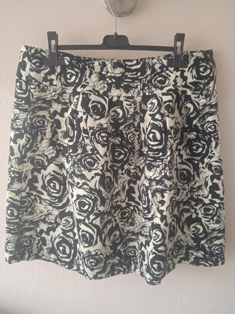 Mango kort modern rokje 40/42 6,00, Kleding | Dames, Rokken, Mango, Zwart, Maat 42/44 (L), Ophalen of Verzenden