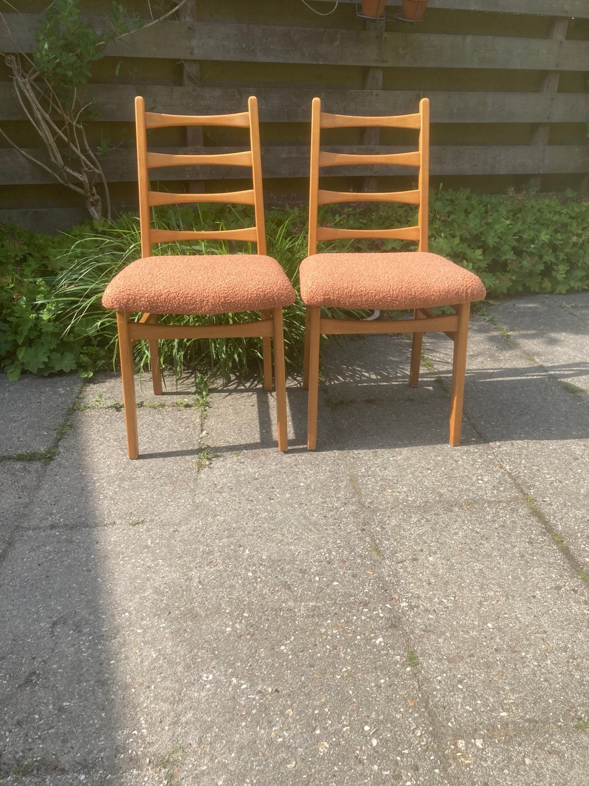 Twee nieuw gestoffeerde vintage stoelen, Antiek en Kunst, Ophalen
