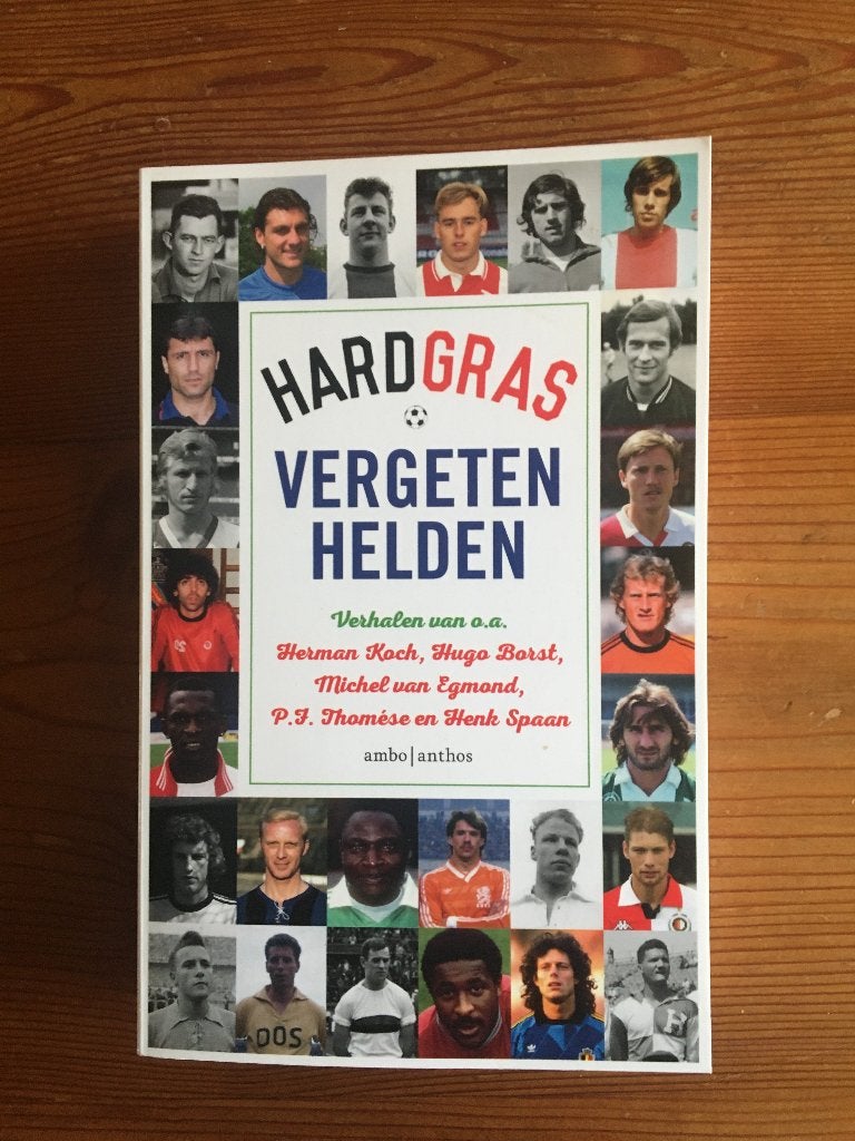 voetbalboek- Hard gras-Vergeten helden van het voetbal, Ophalen of Verzenden, Nieuw, Balsport