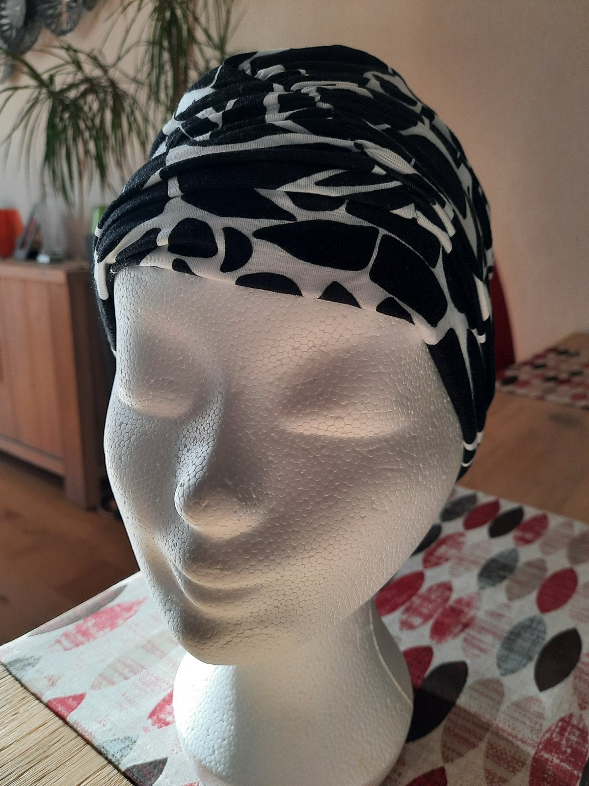 Zwart-witte tulband chemomuts, Ophalen of Verzenden, Zo goed als nieuw, One size fits all, Hoed