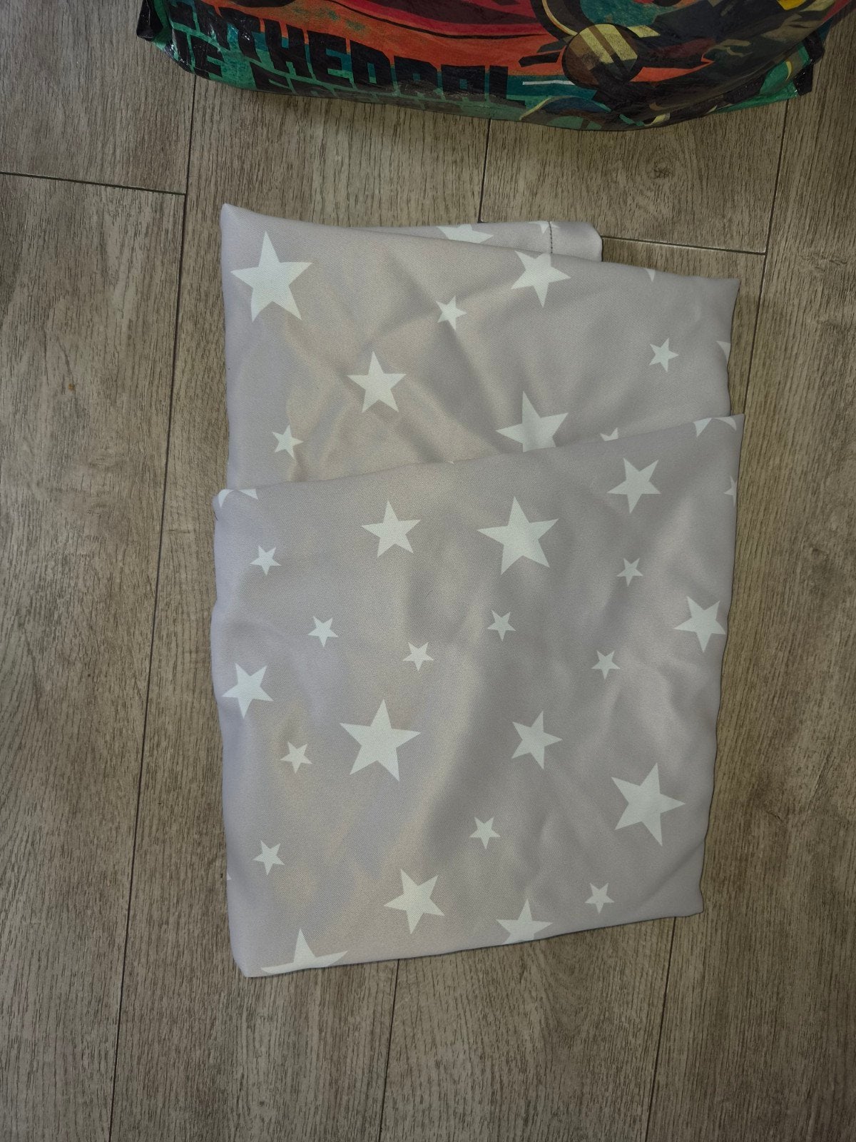 2 leuke gordijnen met sterretjes, netjes en uitgewassen, Ophalen of Verzenden