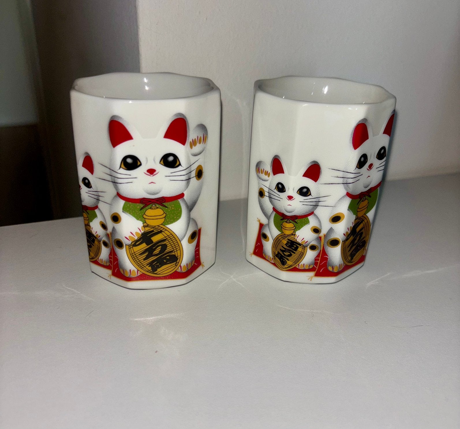 Vintage Set 2 Japanse Lucky Cat bekers (Maneki-Neko), Overige merken, Verzenden, Keramiek, Overige typen