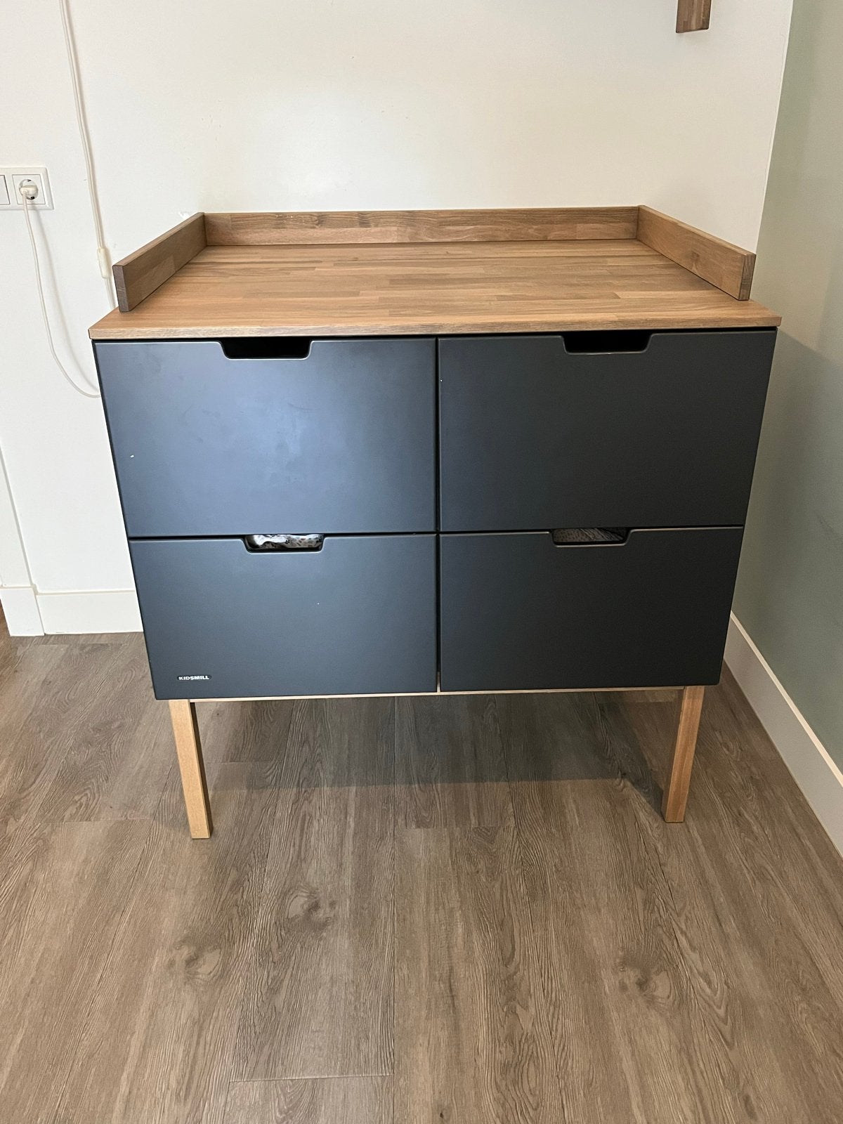 Foto 2 van Kidsmill Commode - Zwart met Houten Blad