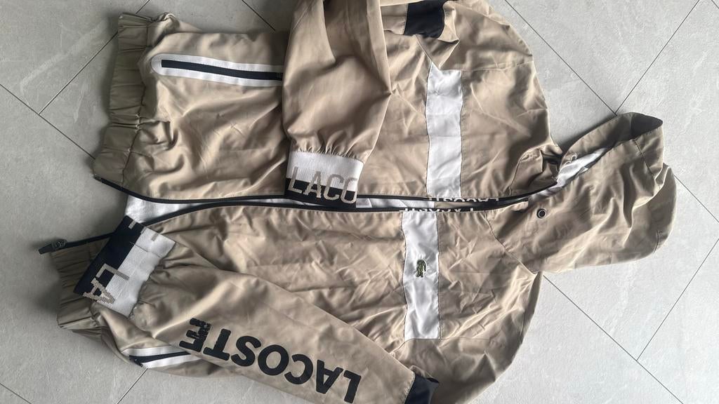 Lacoste vest - Beige met zwarte strepen - Maat M, Kleding | Heren, Truien en Vesten, Zo goed als nieuw, Maat 48/50 (M), Beige