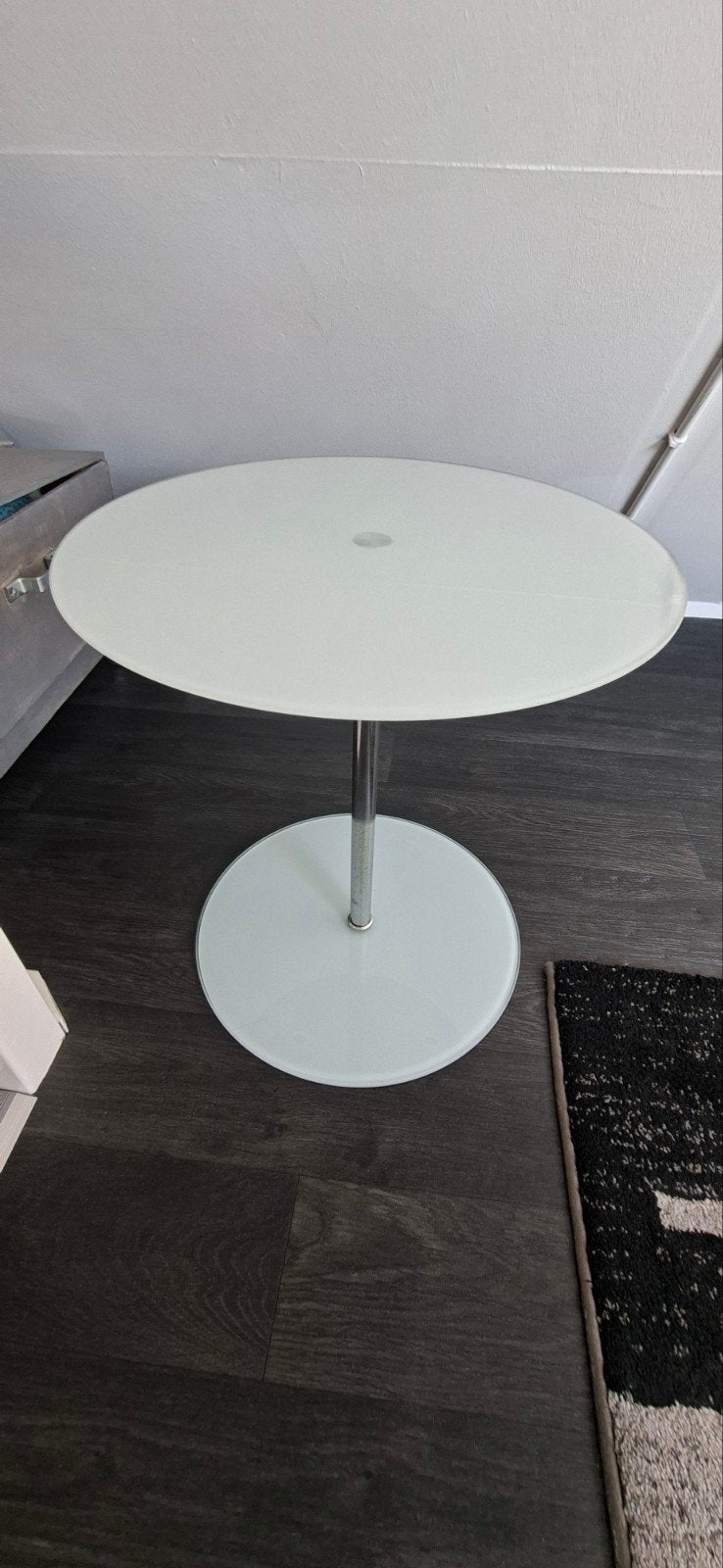 Moderne ronde tafel met glazen blad en metalen poot, Ophalen, 50 – 75, Gebruikt, Rond