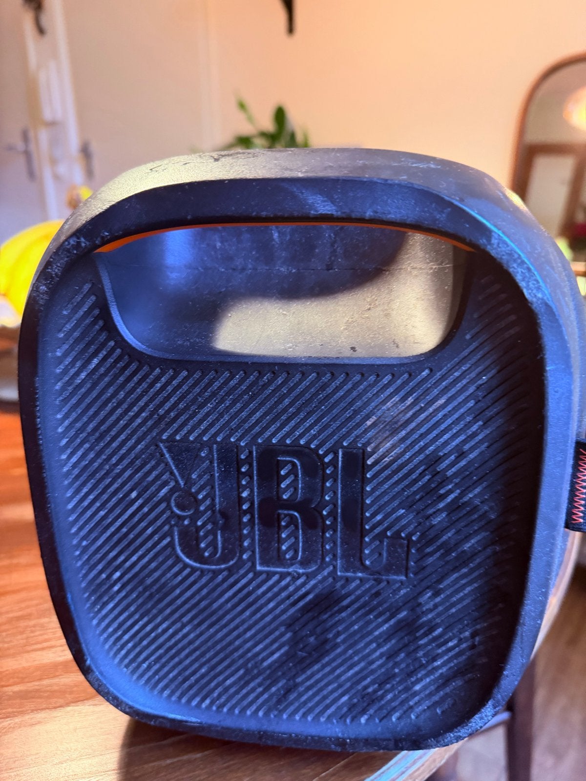 Foto 6 van JBL Partybox 100 - Draagbare Party Speaker met Lichteffecten