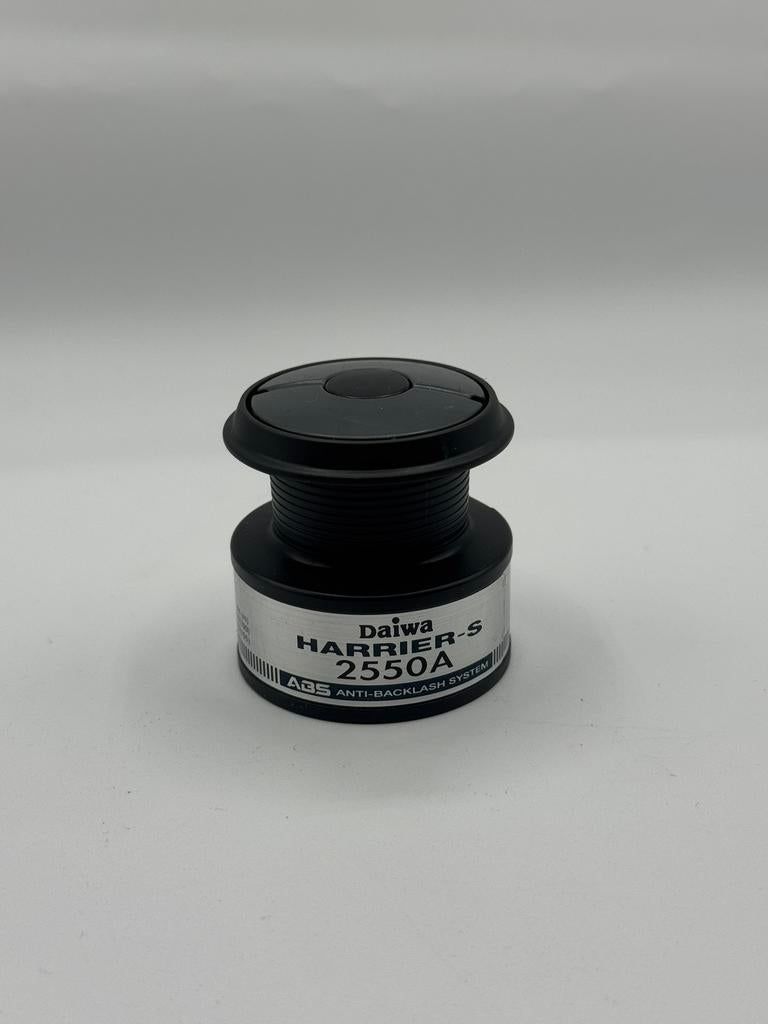 Daiwa Harrier S 2550A spoel spool vismolen reserve, Watersport en Boten, Hengelsport | Algemeen, Zo goed als nieuw, Molen, Ophalen of Verzenden