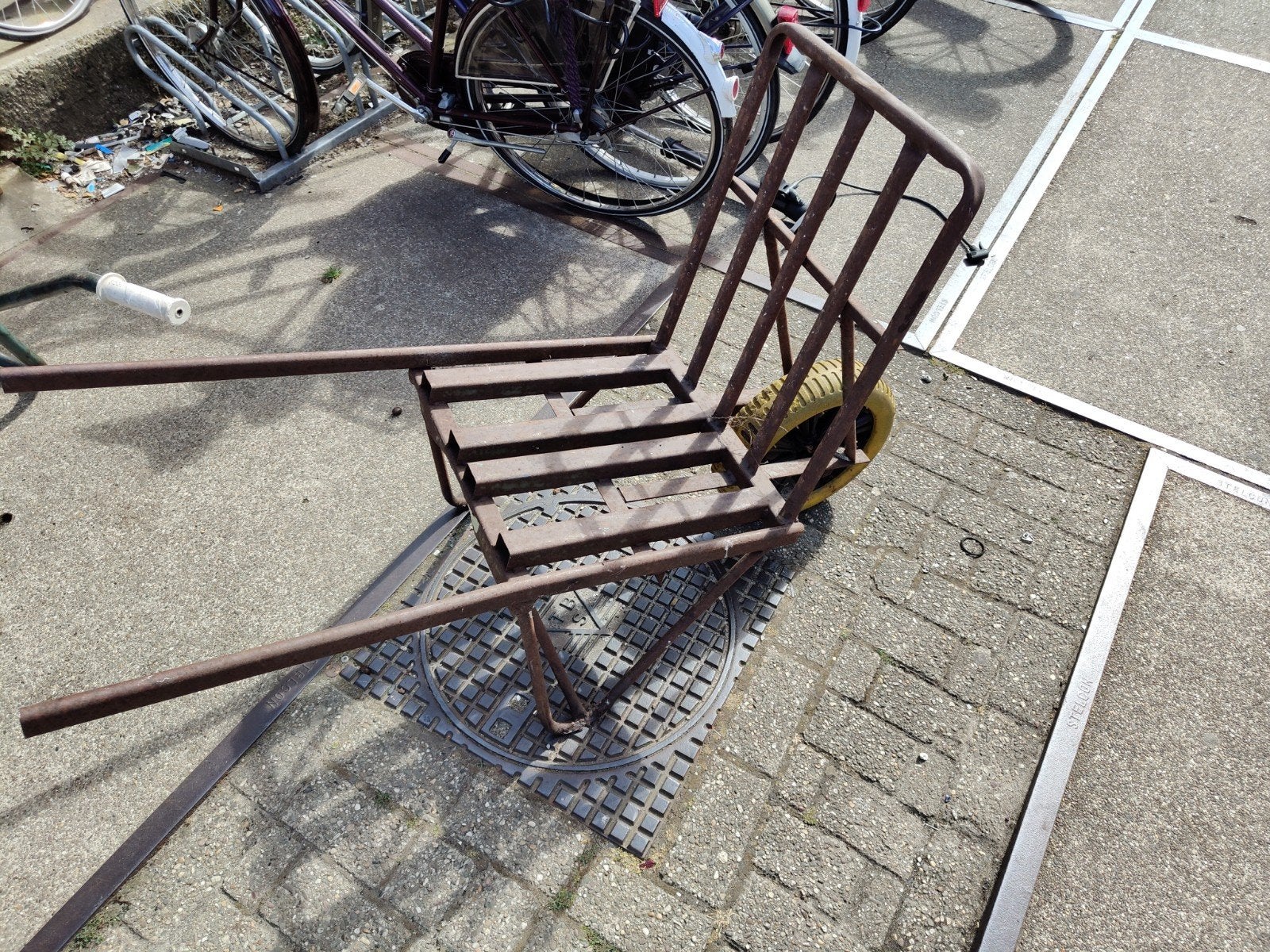 Robuuste kruiwagen met geel wiel - Gebruikt, Ophalen