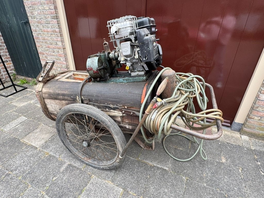 Antieke Onkruidspuit, Ophalen
