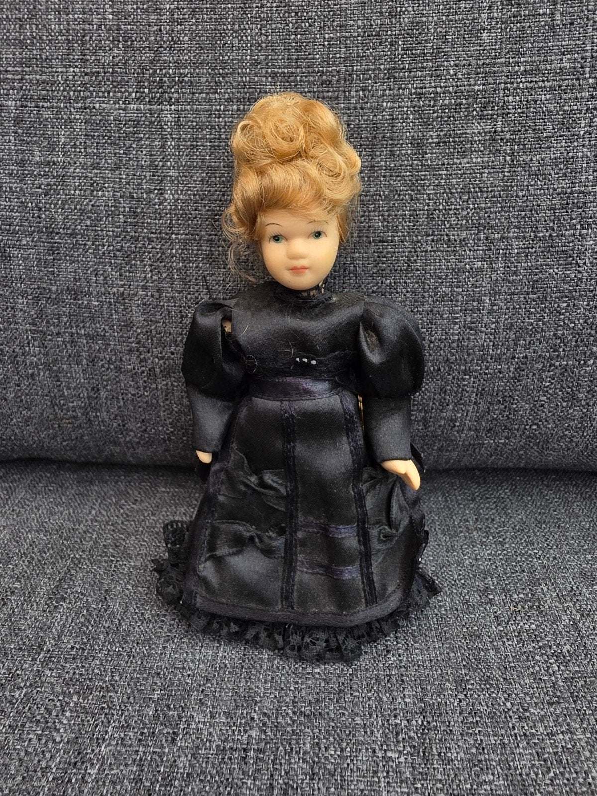 Vintage porseleinen popje in zwarte jurk, Verzamelen, Ophalen of Verzenden, Gebruikt, Pop