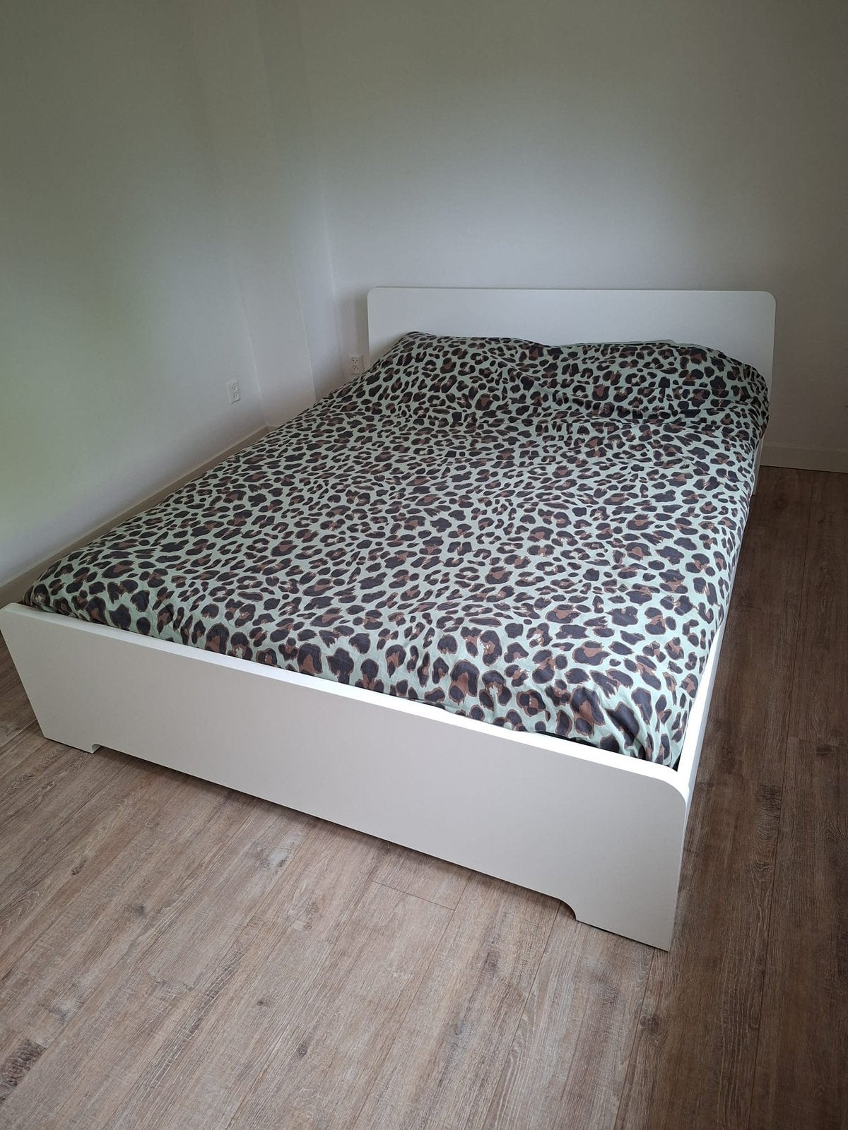 Bed Ikea 1.60x 2.00 Askvoll Lindbaden, Ophalen, Wit, 140 cm, Zo goed als nieuw